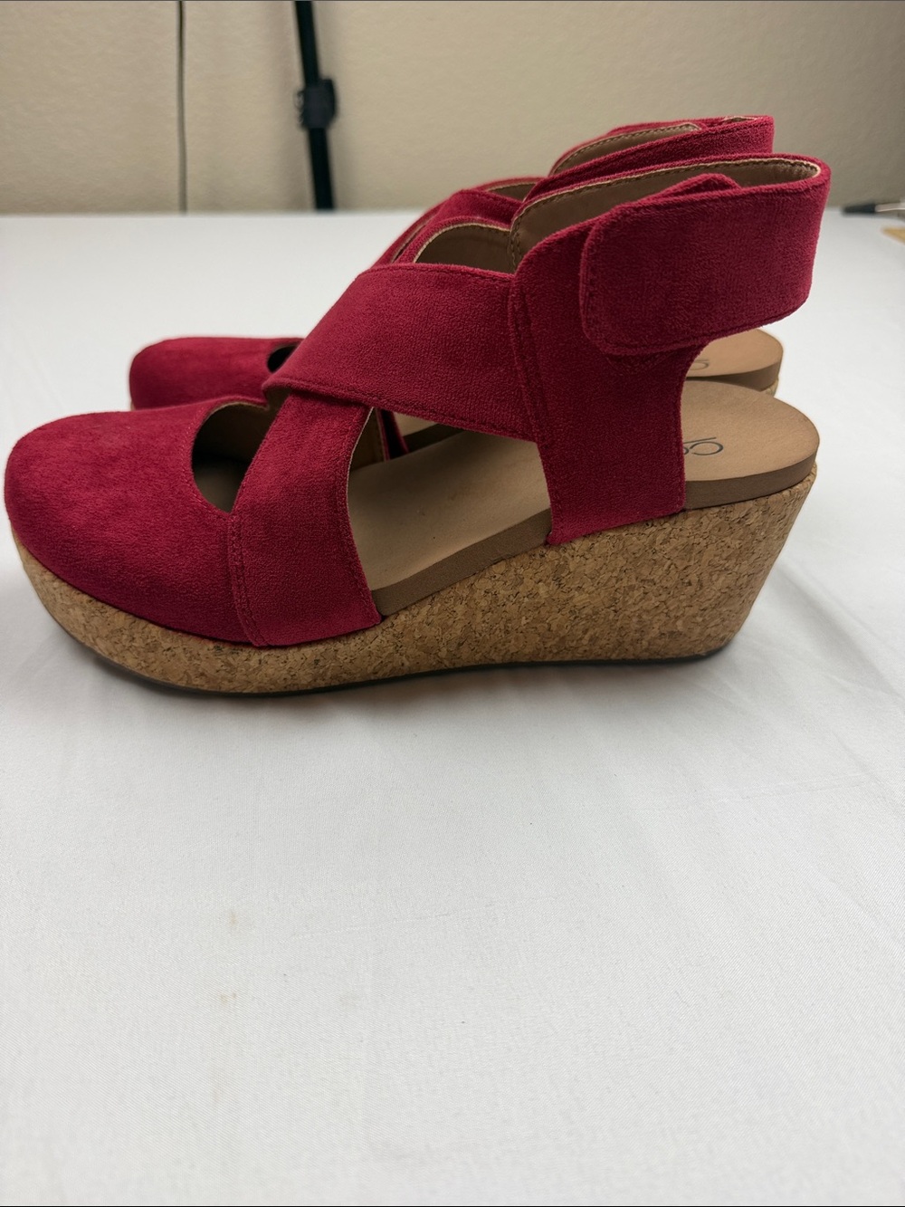 Corkys Case Closed Red Suede Wedge Sandals - Picture 3 of 11
